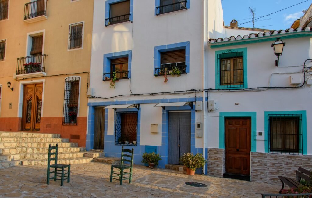 Fachada local comercial de comunidad pintada en La Nucía